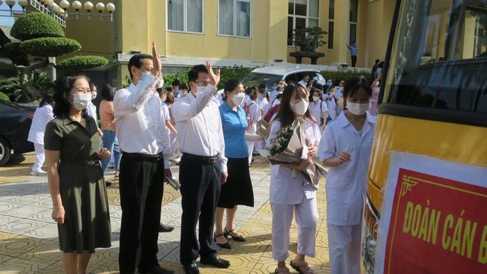 Lãnh đạo thành phố Hải Phòng chúc các thành viên Đoàn công tác hoàn thành tốt nhiệm vụ tại Hà Nội, bình an và chiến thắng trở về. 