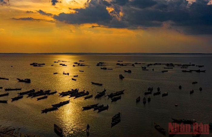 Hoàng hôn buông xuống ở Bến Nôm. 