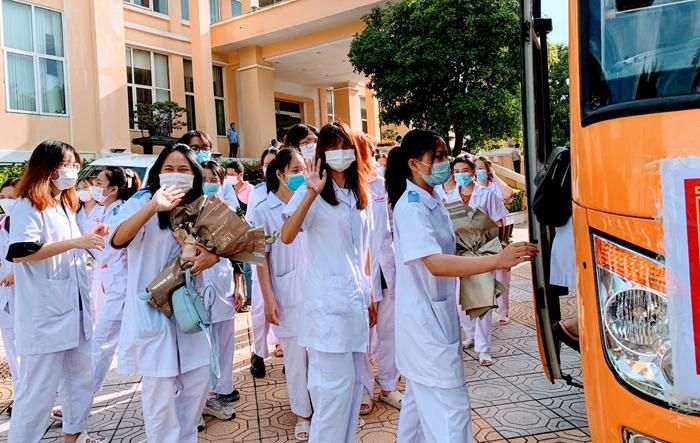 Các thành viên trong đoàn lên đường tham gia chống dịch tại Thủ đô Hà Nội. 