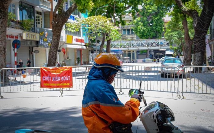 Lúc cô nghỉ ngơi sau mấy tiếng liên tục chạy xe rong ruổi. 
