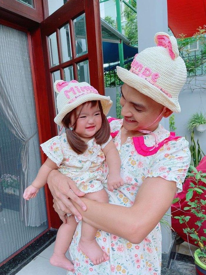 Còn Mạc Văn Khoa thì vui vì con gái chịu cười với mình.