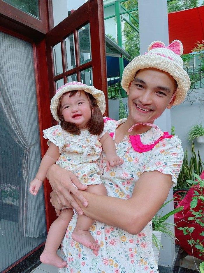 Minnie cười tươi khi thấy bố mặc váy mẹ.