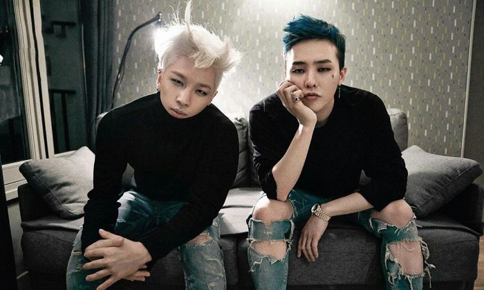 SCMP cho rằng không có gì ngạc nhiên khi G-Dragon và Taeyang của Big Bang sở hữu thẻ đen quyền lực. Trong một tập của chương trình Weekly Idol, G-Dragon và Taeyang đồng loạt công khai thẻ đen quyền lực. Theo Kpopstarz, Taeyang hiện sở hữu khối tài sản 20 triệu USD. Trưởng nhóm Big Bang nổi trội với tài sản khoảng 55 triệu USD. Báo cáo cho thấy trưởng nhóm G-Dragon thể hiện sự hào phóng, để đồng nghiệp của đơn vị sử dụng thẻ để mua bất cứ thứ gì ở cửa hàng tiện lợi trong thời gian nam ca sĩ phục vụ quân ngũ. Ảnh: Naver.