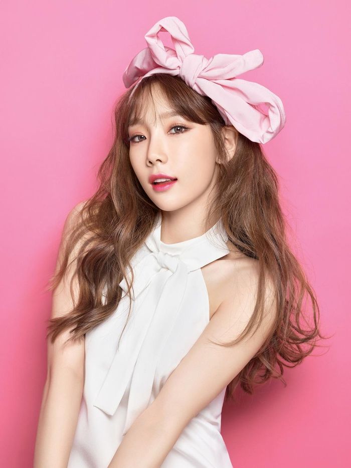 Taeyeon (SNSD) tiết lộ việc sở hữu thẻ đen quyền lực trong lúc quay chương trình thực tế gửi đến người hâm mộ. Theo SCMP, idol 32 tuổi là người thành công nhất nhóm nhạc 9 thành viên, nếu xét riêng ở mảng âm nhạc. Sau khi tách nhóm và hoạt động solo, cô bán được gần 1 triệu album và kiếm tiền nhờ vào bản quyền, MV triệu view và làm đại sứ thương hiệu. Ảnh: Mydaily.