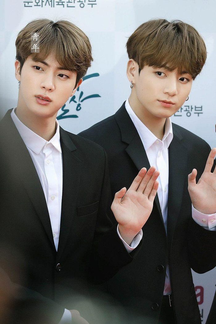 Về phía Jung Kook, idol 24 tuổi được người hâm mộ phát hiện dùng thẻ đen để mua snack ở máy bán hàng tự động. Tuy nhiên, vì thẻ quá cao cấp nên nam ca sĩ không thể thanh toán. Hiện tại, em út BTS sở hữu khối tài sản khoảng 20 triệu USD. Idol Hàn tậu nhà 1,7 triệu USD ở Seoul Forest Trimage năm 2019, trong năm nay mua biệt thự giá 7 triệu USD tại Yongsangu, Seoul, Hàn Quốc. Ảnh: Naver.