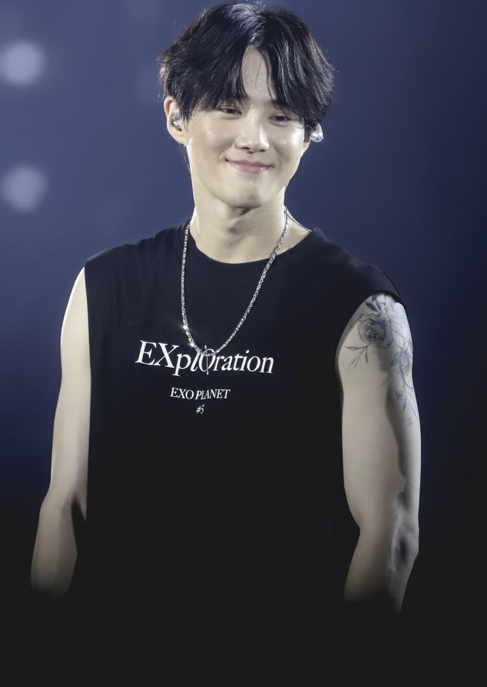 Suho được biết đến là một trong những thành viên giàu có nhất của EXO. Ca sĩ của nhóm nhạc nổi tiếng sở hữu thẻ đen quyền lực của Hyundai, theo Seoul Space. Phần lớn thu nhập của sao nam 30 tuổi đến từ việc đi hát, đóng phim và làm đại sứ cho các thương hiệu cao cấp. Hiện tại, idol Hàn trong thời gian thực hiện nghĩa vụ quân sự bắt buộc. Suho nhập ngũ vào đúng ngày sinh nhật lần thứ 29. Ảnh: Dispatch.