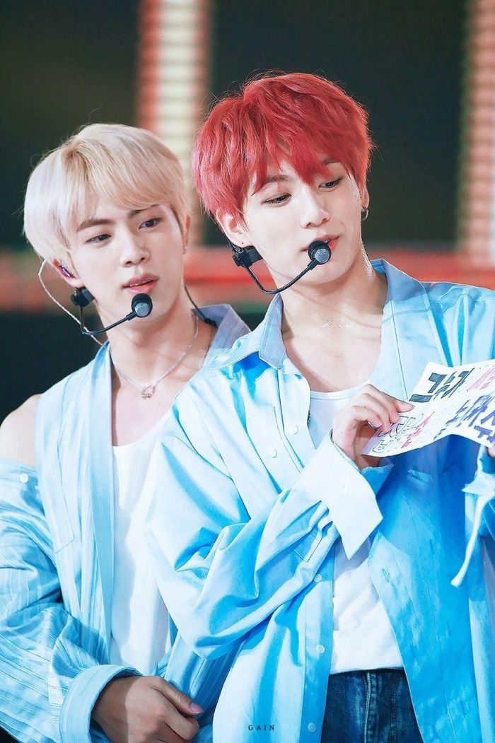 BTS là nhóm nhạc hiếm hoi của Kpop có tất cả thành viên sở hữu căn hộ, biệt thự triệu USD. Trong số đó, Jin và em út Jung Kook là người có trong tay thẻ đen quyền lực. Jin để lộ thông tin có thẻ đen trong lúc thanh toán toàn bộ thức ăn cho nhóm dịp sinh nhật của Suga. Theo Kpopstarz, thành viên lớn tuổi nhất BTS thanh toán bữa ăn trị giá 730 USD bằng thẻ Hyundai. Hiện tại, Jin có khối tài sản khoảng 20 triệu USD. Nam ca sĩ gây chú ý khi thường xuyên tậu nhà riêng, mua căn hộ cho bố mẹ. Ảnh: Dispatch.