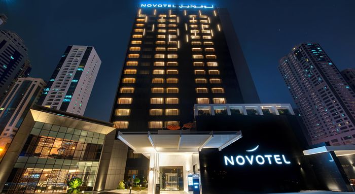  Tuyển Trung Quốc ở khách sạn Novotel tại Sharjah, UAE. Đây là khách sạn 4 sao, có tầm nhìn ra biển và chỉ cách sân VĐV Sharjah khoảng 15 phút di chuyển bằng ôtô. Phóng viên của TTPlus đi cùng đoàn cho biết CFA đã thuê trọn khách sạn trong thời gian tuyển Trung Quốc ở đây. 