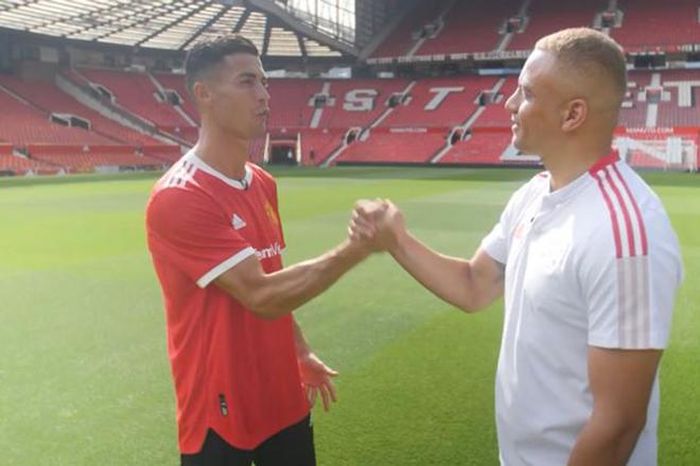 Ronaldo thực hiện cuộc phỏng vấn với Wes Brown trên MUTV