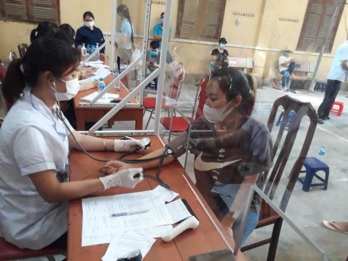 Người dân được đo huyết áp trước khi tiêm - Ảnh: VGP/Thiện Tâm