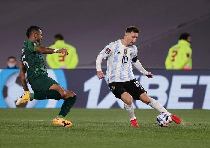 Messi khiến hàng thủ Bolivia khốn khổ