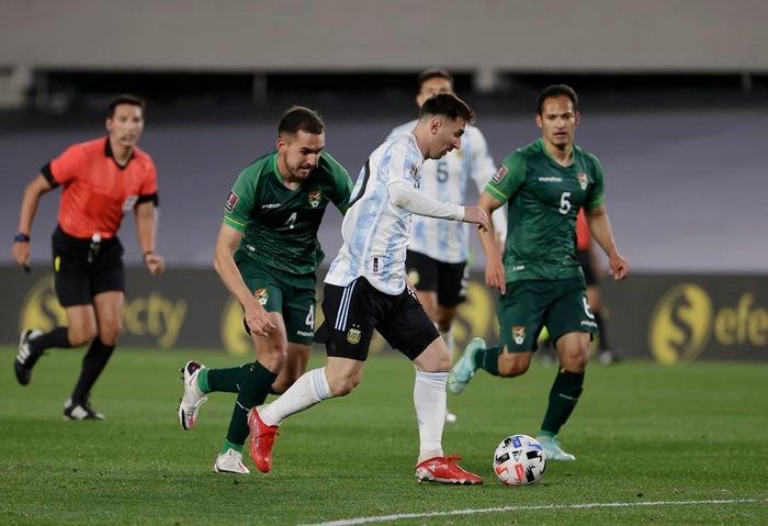 Messi đi bóng và ghi bàn như chỗ không người
