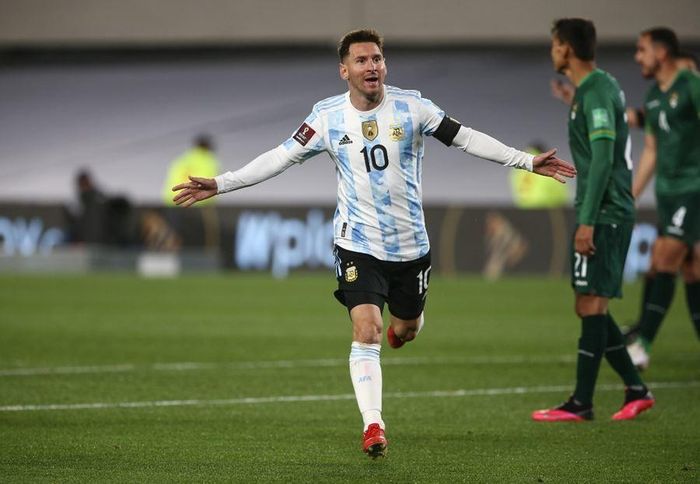 Messi ăn mừng bàn thắng thứ 77, san bằng kỷ lục của huyền thoại Pele ghi được cho 1 ĐTQG Nam Mỹ