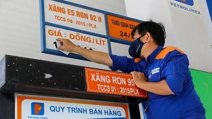 Giá xăng E5RON92 tối đa 20.143 đồng/lít.