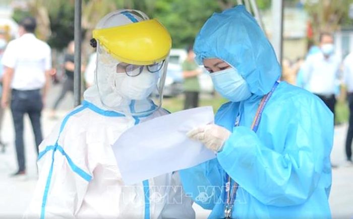 Nhân viên y tế kiểm tra danh sách người xét nghiệm. Ảnh minh họa: TTXVN