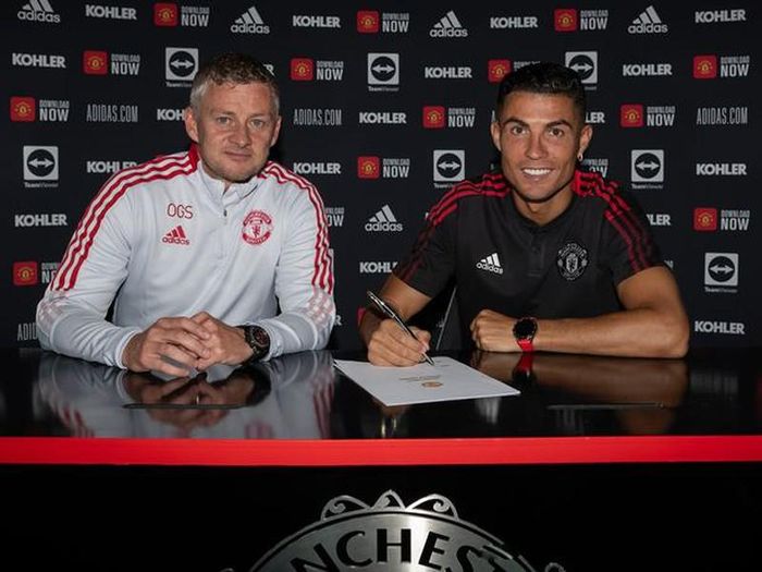 Solskjaer và Ronaldo vui vẻ trong lễ ký hợp đồng. ẢNH: MAN UTD