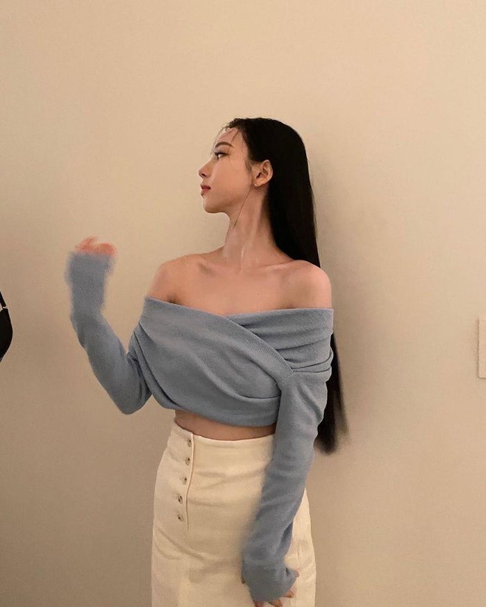  Cô được nhận xét có thân hình mảnh mai cùng khung xương nhỏ. Bên cạnh đó, xương quai xanh và bờ vai thon gọn cũng giúp Karina thêm phần quyến rũ. Ảnh: @aespa_official. 