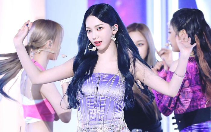 Karina (sinh năm 2000) có tên thật là Yu Ji Min. Cô được biết đến vai trò là trưởng nhóm nhạc aespa của Hàn Quốc. Với chiều cao 1,67 m cùng thân hình thon gọn, Karina được đánh giá là đối thủ của Lisa (BlackPink), Jang Won Young (IZ*ONE) về ngoại hình. Ảnh: Channel-Korea. 