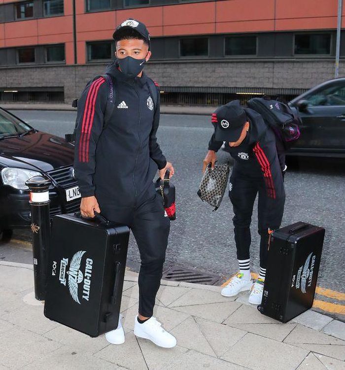 Jadon Sancho gặp một vài vấn đề khi lên tuyển Anh nhưng đã kịp bình phục. Anh đến khách sạn cùng người bạn thân Jesse Lingard. Tân binh sinh năm 2000 chưa bắt nhịp được với môi trường Premier League nên có màn trình diễn không thực sự tốt ở trận gặp Wolverhampton. Lingard có thể được trao cơ hội ở trận đấu hôm nay bởi Bruno Fernandes vừa đá chính cho tuyển Bồ Đào Nha trong trận gặp Azerbaijan hôm 8/9.