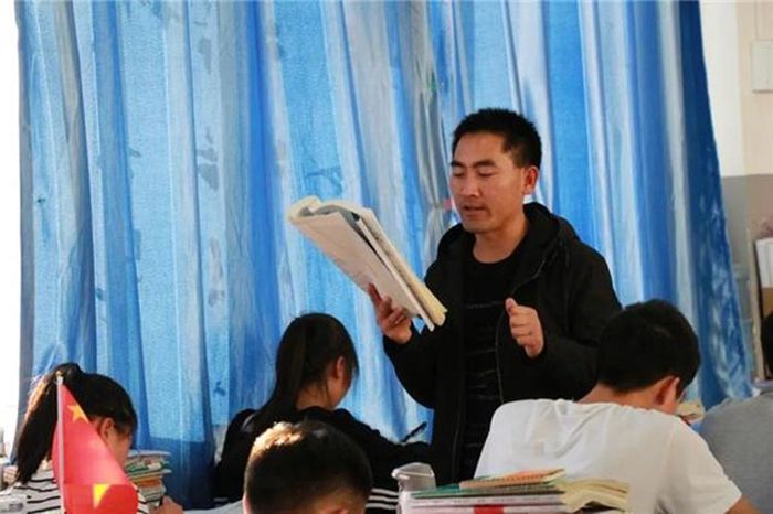  Từ chối mức lương cao tại công ty lớn, Liu Xiuxiang chọn về quê dạy học để giúp những em nhỏ nghèo khó được học hành. 
