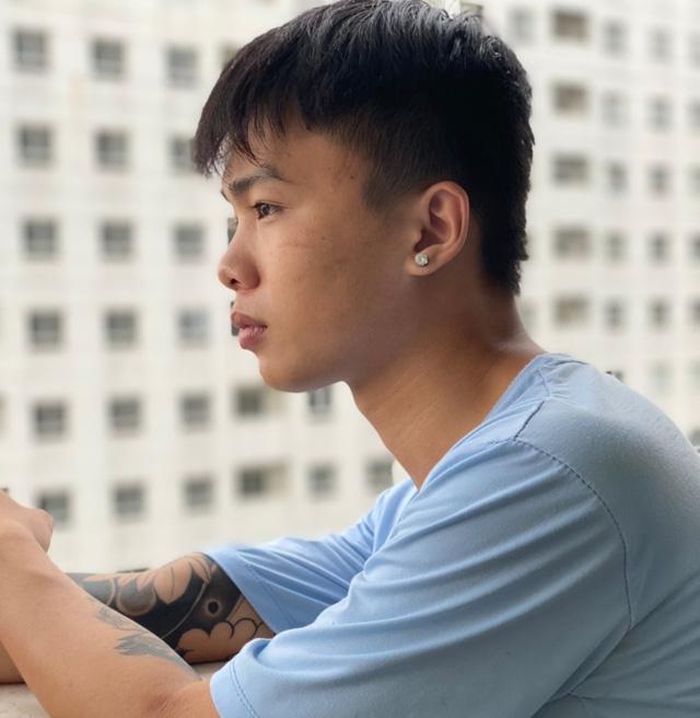  Khôi hiện vừa học online, vừa tham gia tình nguyện tại Bệnh viện dã chiến số 3. Ảnh: Hà Văn Đạo. 