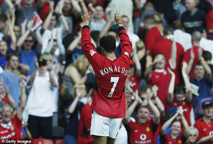 Ronaldo là cầu thủ được người hâm mộ và các đàn anh yêu quý
