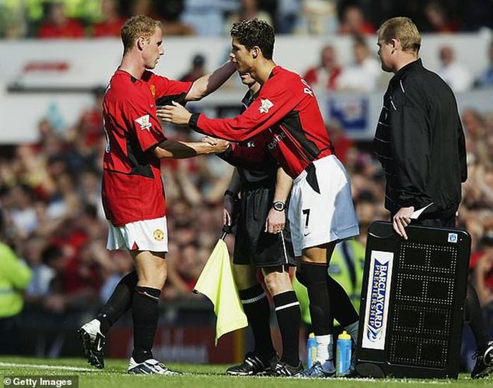 Ronaldo vào sân từ ghế dự bị ở trận MU thắng Bolton 4-0