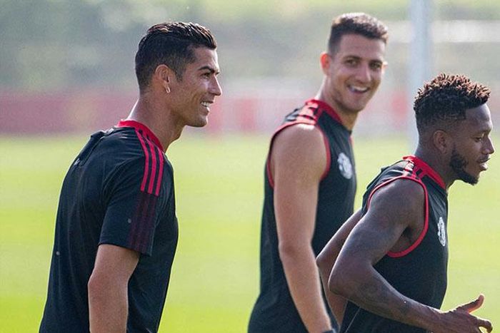Ronaldo tươi cười bên các đồng đội mới trên sân tập
