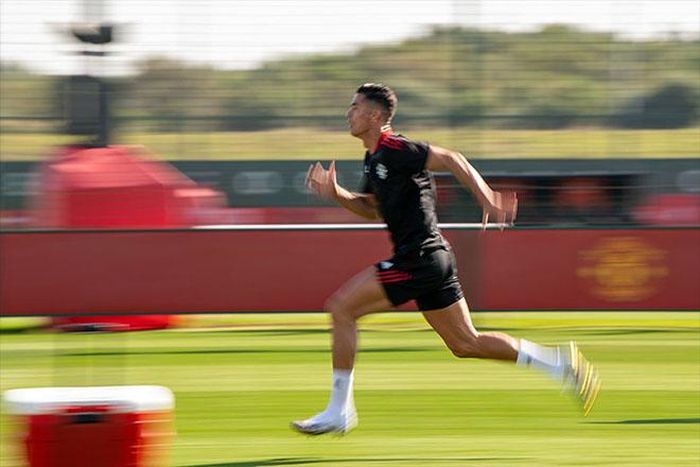 Ronaldo trong một bài tập đua tốc độ. Ở tuổi 36, anh vẫn giữ được thể lực tuyệt vời nhờ chế độ dinh dưỡng và tập luyện cực kỳ khoa học