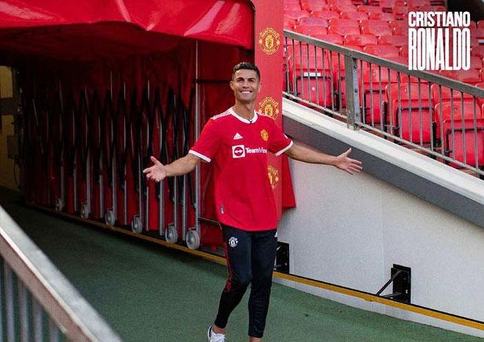 Ronaldo và những bước chân quen thuộc trên đường hầm Old Trafford