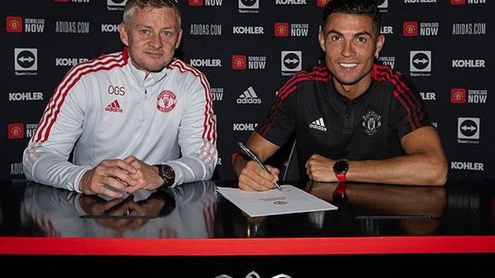 Ronaldo trong lễ ký hợp đồng với ông thầy Ole, đồng đội cũ của anh tại Old Trafford