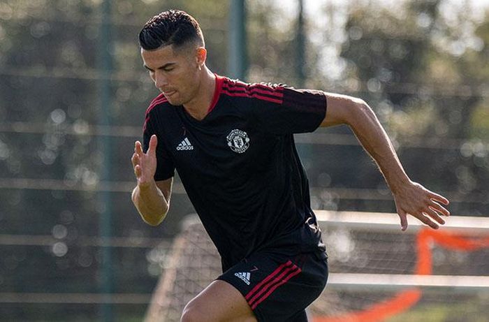 Ronaldo nhanh chóng bước vào tập luyện ở Carrington, chờ ngày ra mắt