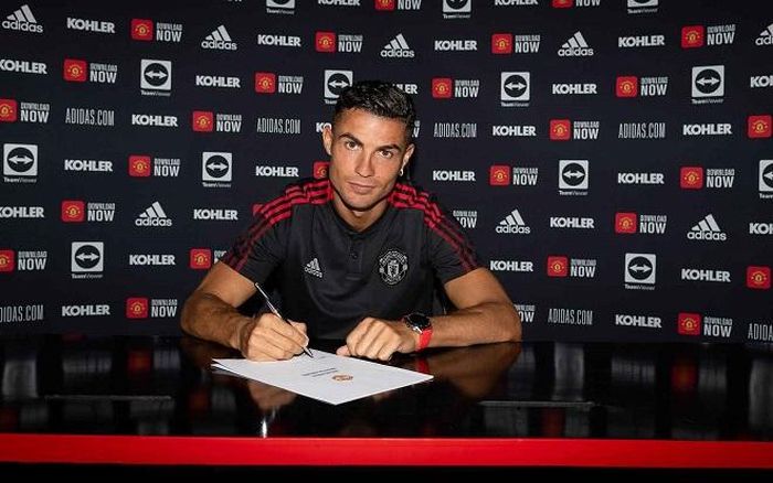 Cristiano Ronaldo trong lễ ký hợp đồng với MU