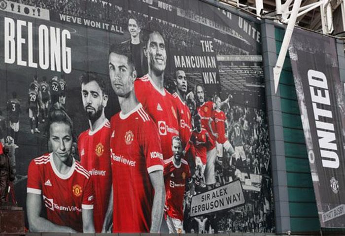 Hình ảnh Ronaldo trên tấm poster bên ngoài Old Trafford