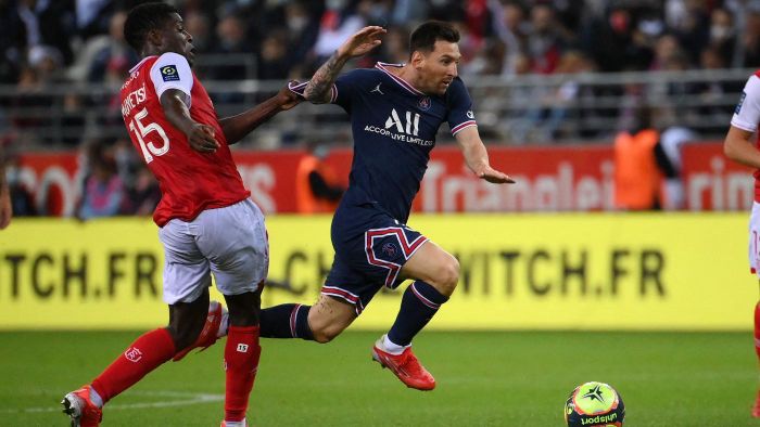 Lionel Messi trong trận đầu tiên khoác áo PSG. (Ảnh: CBS Sports) 