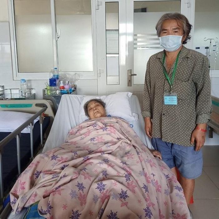 Chú Lân rất mong nhận được sự giúp đỡ của các nhà hảo tâm để đóng viện phí cho vợ.