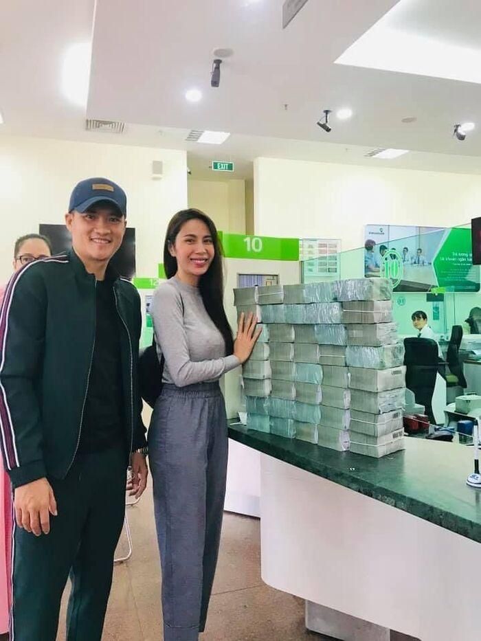 "Trận đấu" sao kê được ví như "canh bạc cuộc đời" của Công Vinh cùng Thủy Tiên. Ảnh: FBNV
