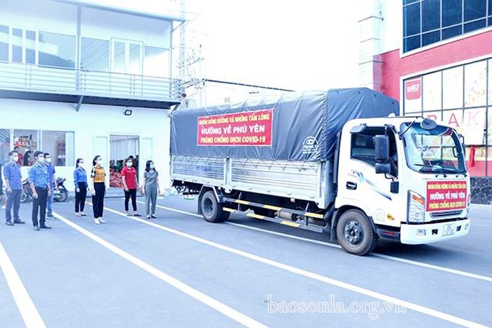 Chuyến xe chở quà hỗ trợ của Nhóm đồng hương và những tấm lòng hướng về Phù Yên. 