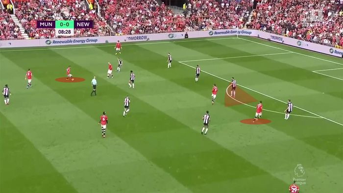  Bruno có khoảng trống và sẵn sàng thực hiện đường chuyền, Ronaldo sẵn sàng di chuyển. 