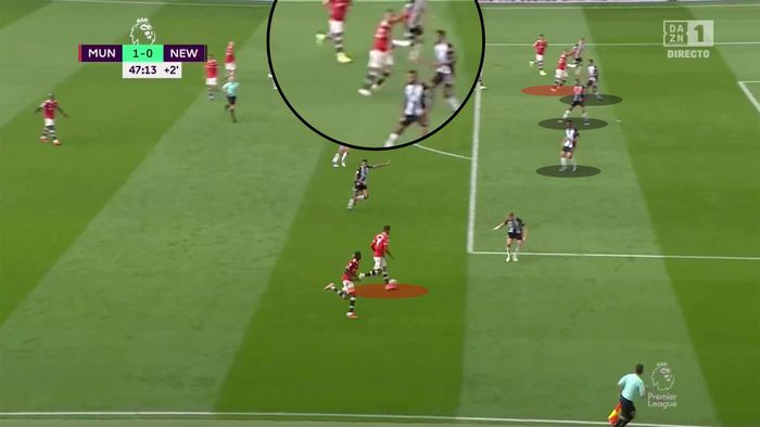 Greenwood đưa bóng xuống biên, Ronaldo sẵn sàng trong vòng cấm địa. Vẫn là chủ đích tấn công vào khoảng trống sau lưng trung vệ lệch của đối thủ. 