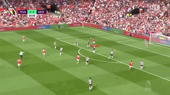  Pha bóng di chuyển thuần thục của Ronaldo. Tình huống mà trung vệ của Newcastle vẫn có thể kiểm soát đường chuyền của Bruno Fernandes. 