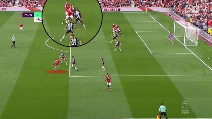  Greenwood thực hiện cú đá, phản xạ của Ronaldo là tiếp tục tấn công và di chuyển vào khung thành. 