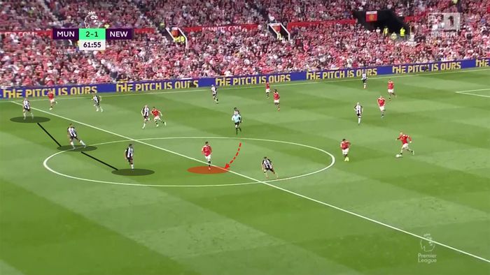  Tình huống tấn công nhanh của Man United, Ronaldo tiếp tục tấn công ra khoảng trống bên hông của trung vệ lệch đối thủ. 