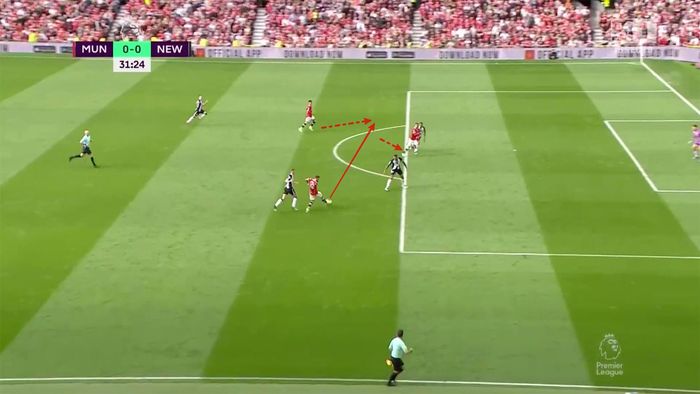  Pha bóng tạo ra khoảng trống lớn cho người đồng đội Jadon Sancho. 