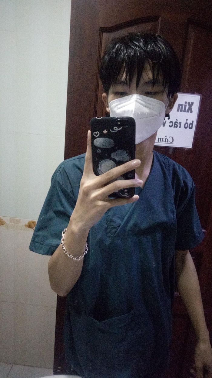  Nam TNV ướt sũng khi về nhà do phải đội mưa trên xe "mui trần". 