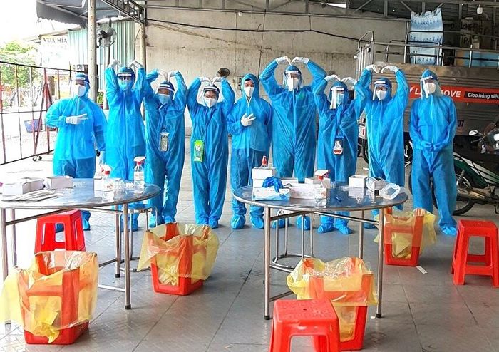 Cả nhóm của Đạt, Tiên cố gắng làm nhiệm vụ để những vùng đỏ sớm được chuyển xanh.