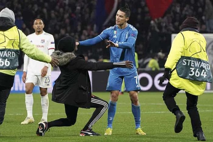 CĐV chạy vào sân để được ôm Ronaldo