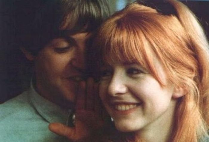 “Here, There And Everywhere” là về Jane Asher, người McCartney mê đắm khi đó