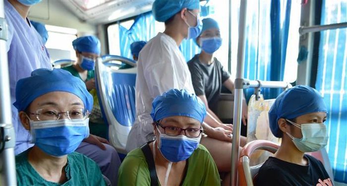 Nhân viên y tế được điều động để giúp kiểm soát dịch COVID-19 tại huyện Tiên Du, tỉnh Phúc Kiến, Trung Quốc, ngày 12/9/2021. Ảnh: THX/TTXVN