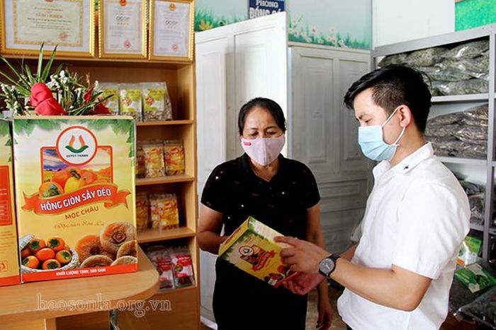 Người dân mua sản phẩm hồng giòn sấy dẻo Mộc Châu